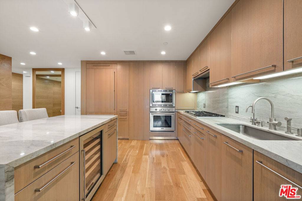 Santa Monica, CA 90401,1755 Ocean AVE #811
