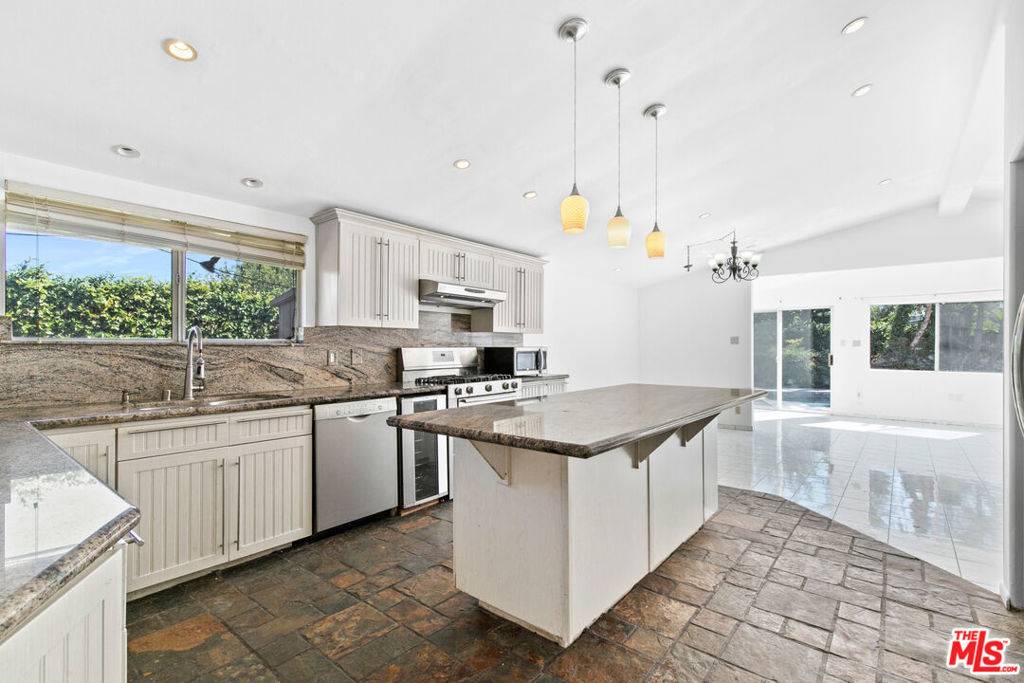 Winnetka, CA 91306,20500 Archwood ST