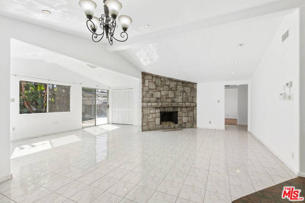 Winnetka, CA 91306,20500 Archwood ST