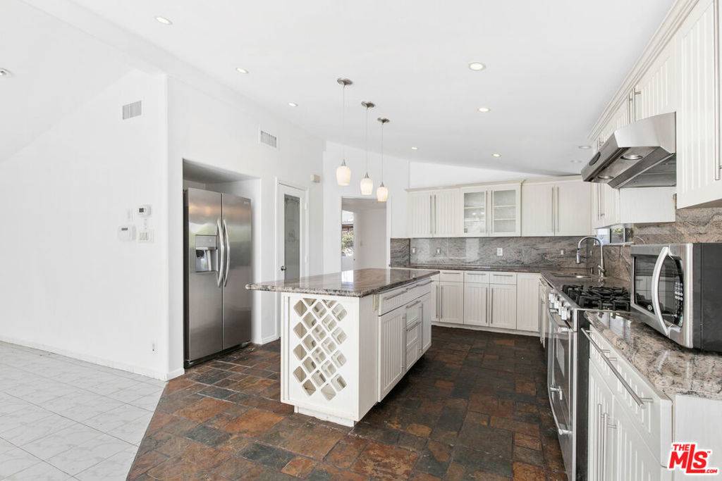 Winnetka, CA 91306,20500 Archwood ST