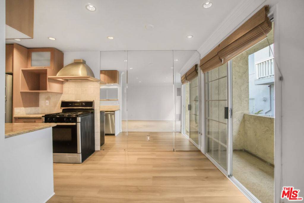 Los Angeles, CA 90025,1323 S Carmelina AVE #206