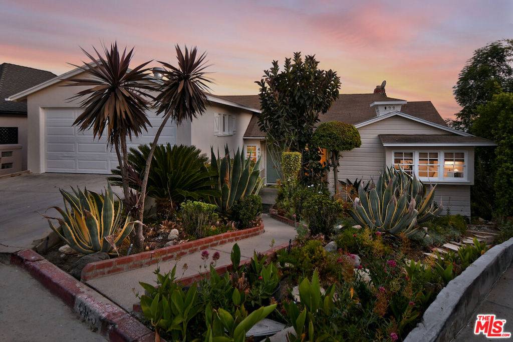 Los Angeles, CA 90027,4185 Holly Knoll DR