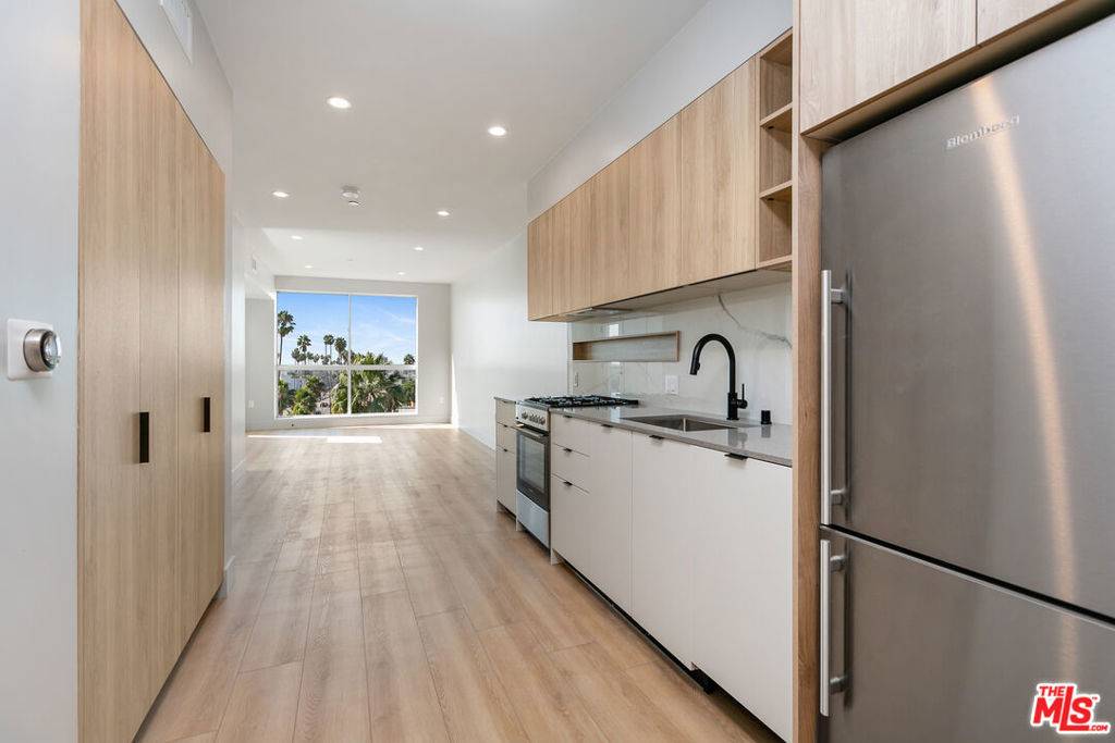 Los Angeles, CA 90025,12431 Rochester AVE #303