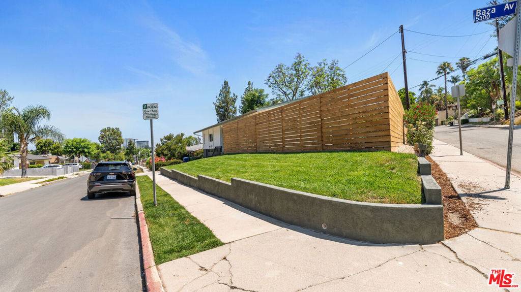 Woodland Hills, CA 91364,5304 Baza AVE