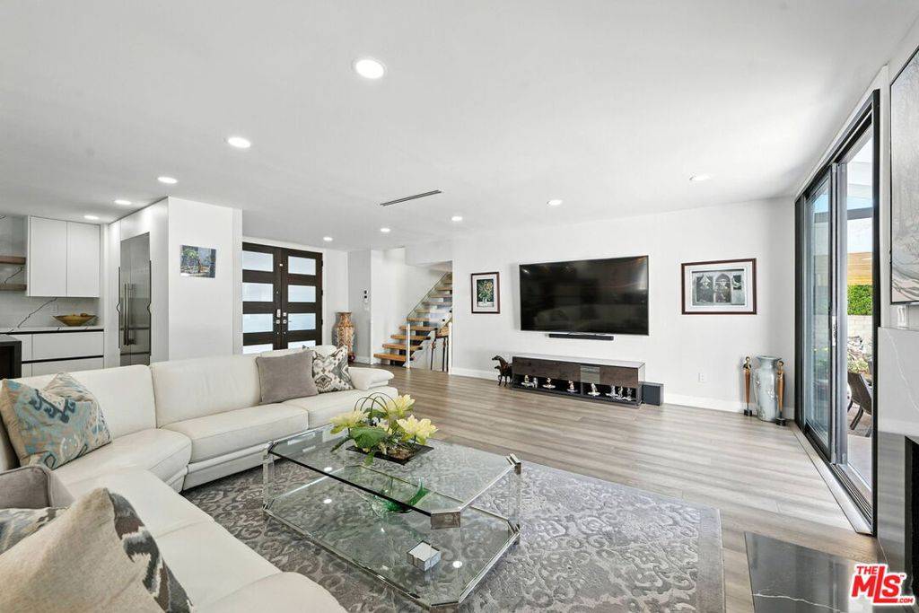 Tarzana, CA 91356,18912 Pasadero DR