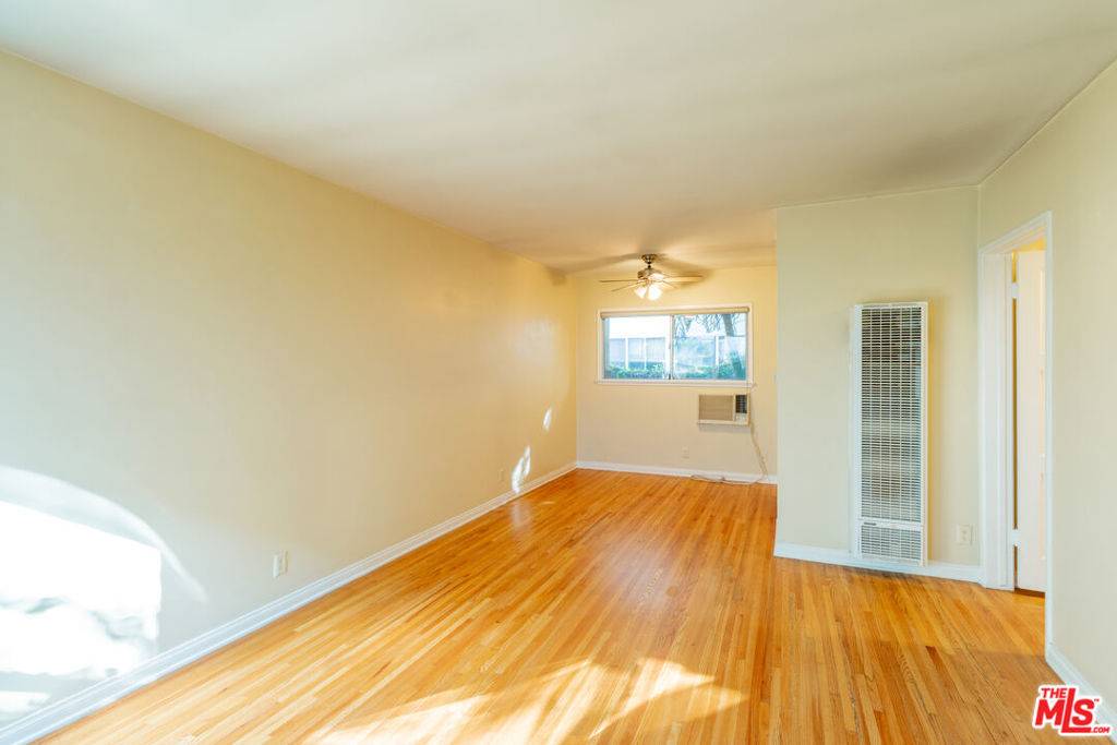 Sherman Oaks, CA 91403,14942 Dickens St