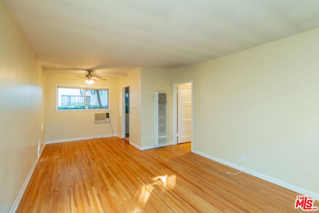 Sherman Oaks, CA 91403,14942 Dickens St