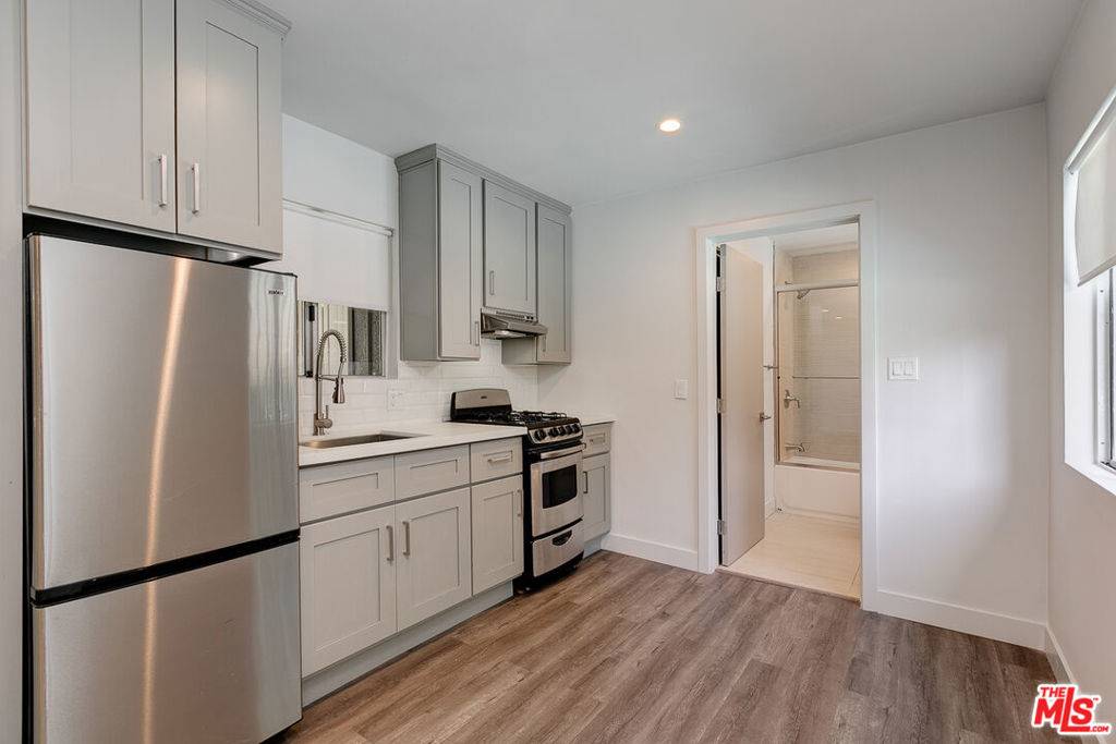 Los Angeles, CA 90066,4136 GRAND VIEW BLVD #12
