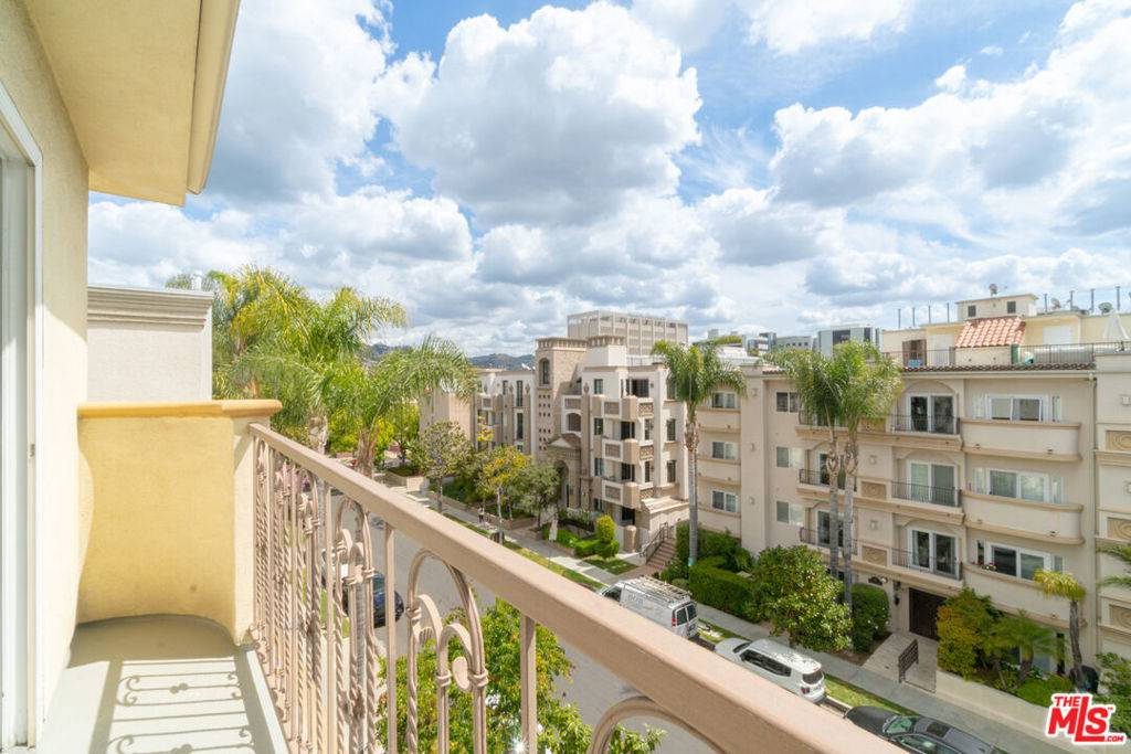 West Hollywood, CA 90048,123 S Clark DR #PH1