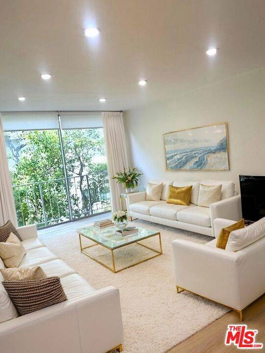 Los Angeles, CA 90049,11645 Montana AVE #238