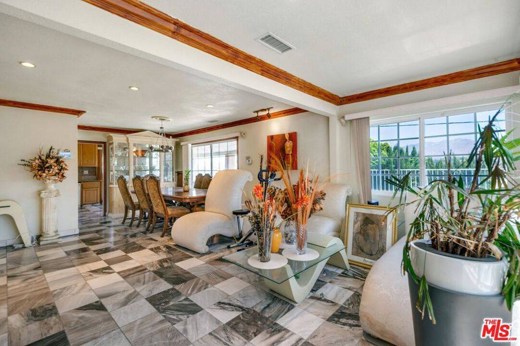 Los Angeles, CA 90042,5427 Bushnell WAY