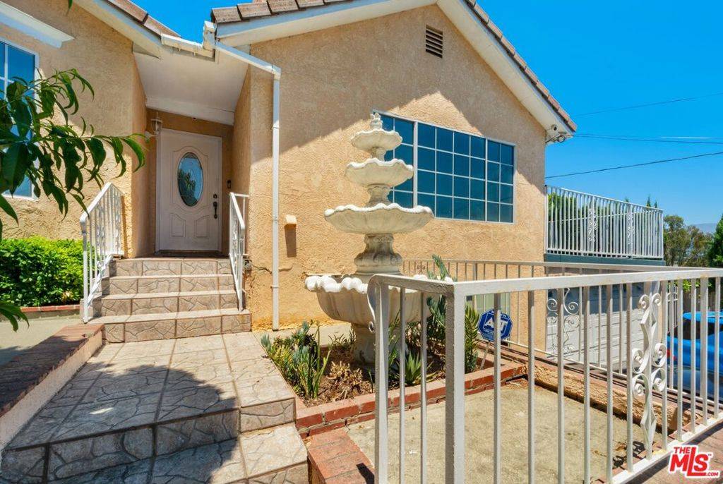 Los Angeles, CA 90042,5427 Bushnell WAY