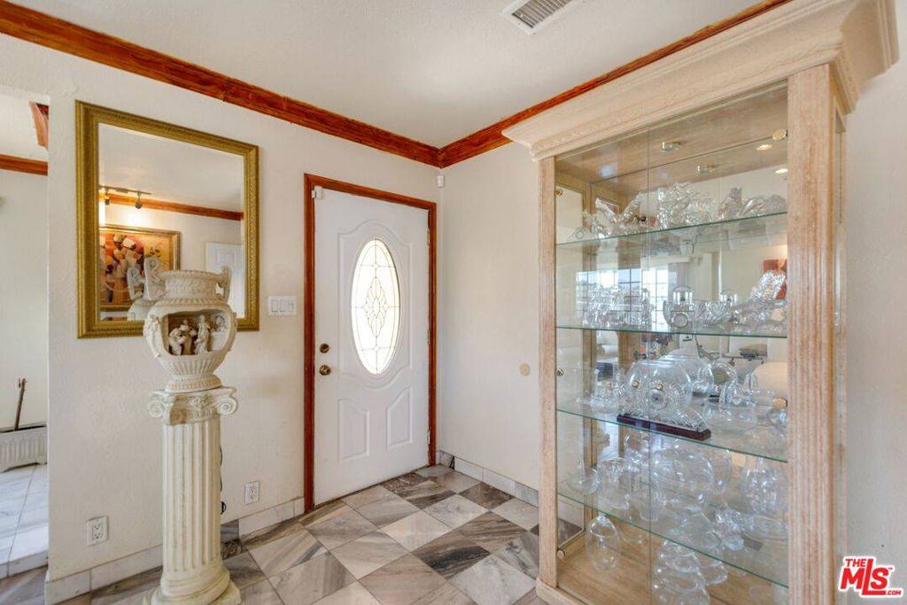 Los Angeles, CA 90042,5427 Bushnell WAY