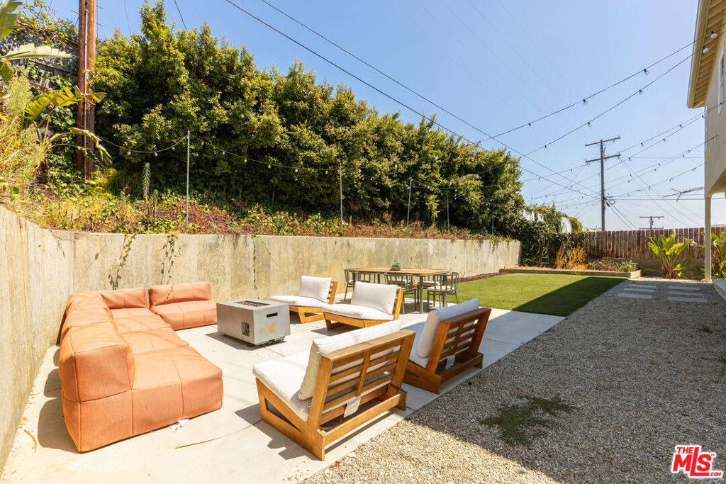 Los Angeles, CA 90043,5018 Valleydale AVE