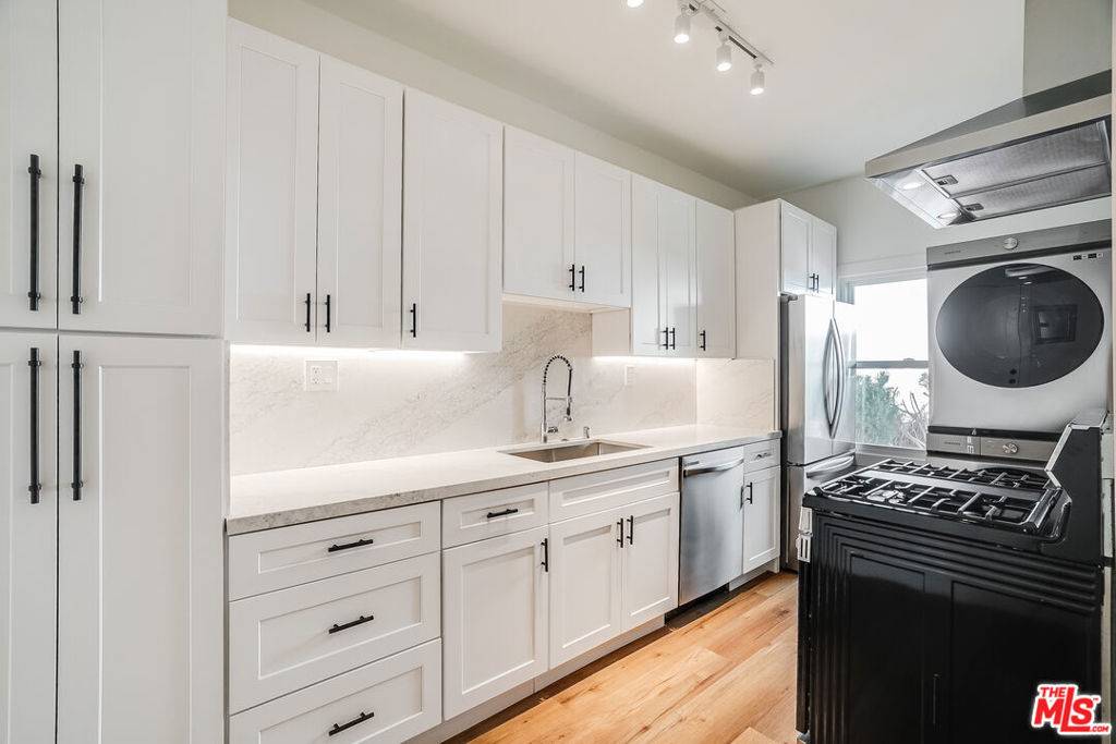 Beverly Hills, CA 90211,151 N Swall DR #1
