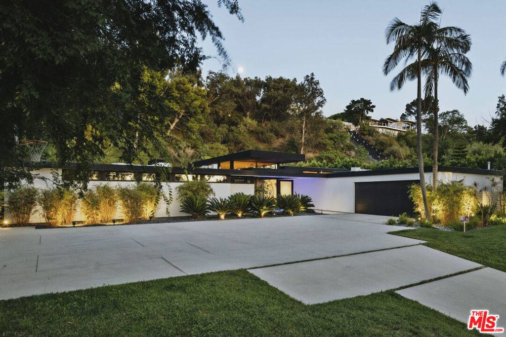 Beverly Hills, CA 90210,570 Evelyn PL