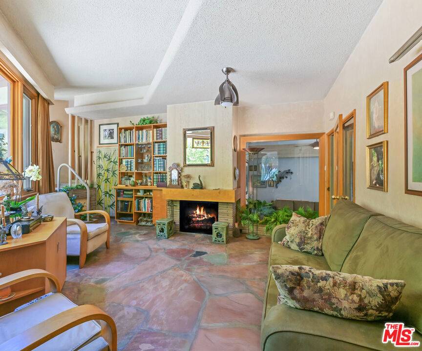 Los Angeles, CA 90068,2228 Vista Del Mar PL