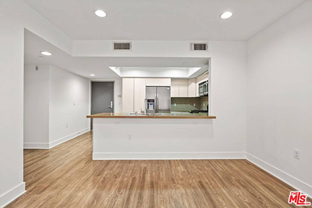 Los Angeles, CA 90025,10473 Santa Monica #306