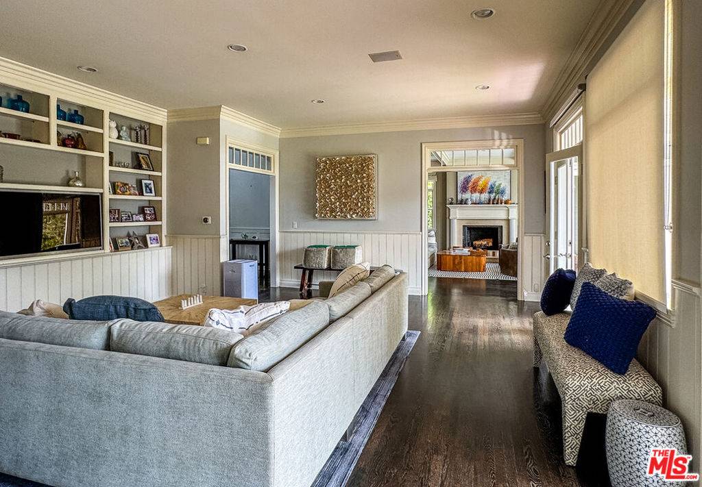 Pacific Palisades, CA 90272,928 El Medio AVE