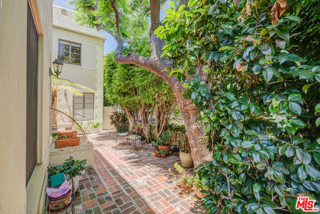 Beverly Hills, CA 90212,253 Elm #1/2