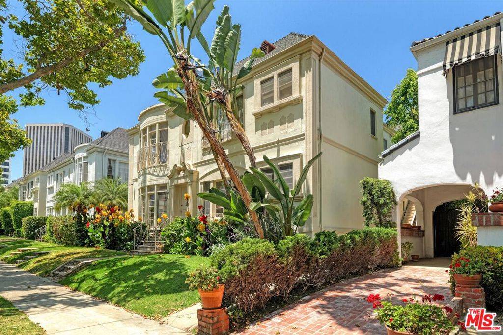 Beverly Hills, CA 90212,9945 Robbins DR #101