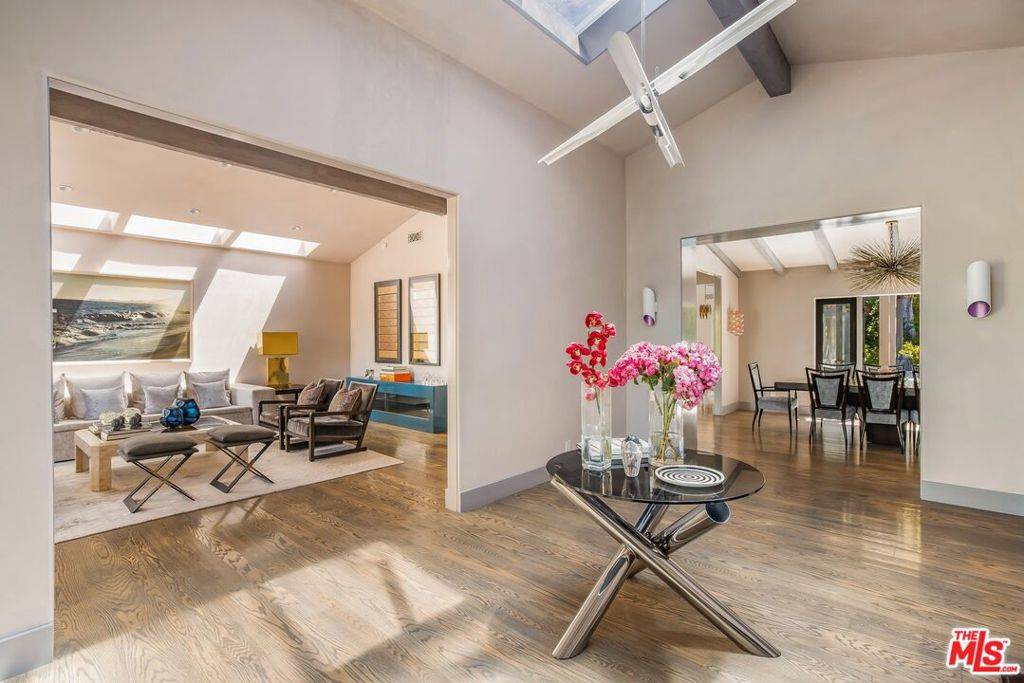 Los Angeles, CA 90069,1424 Oriole DR