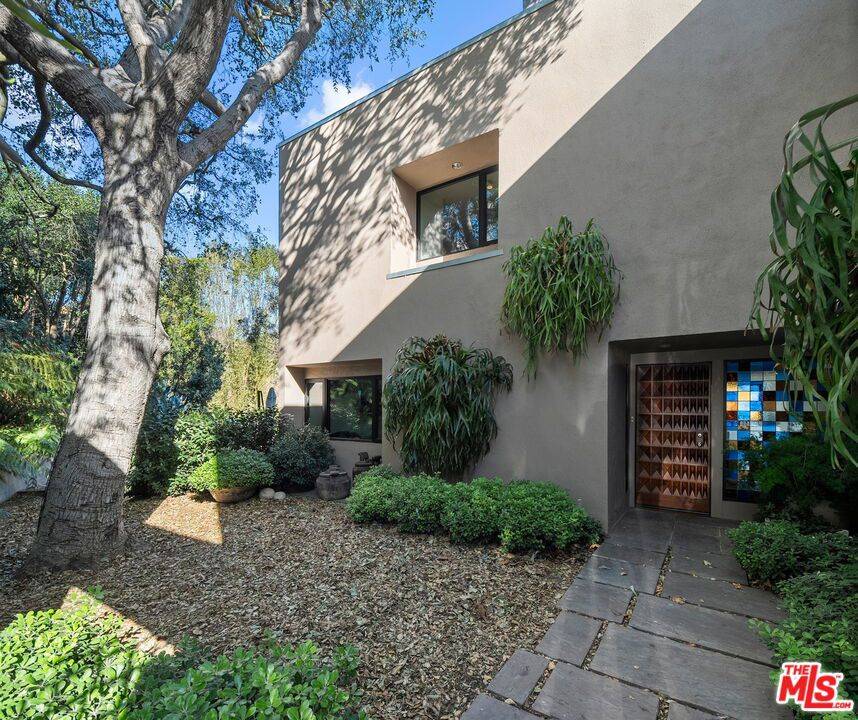 Los Angeles, CA 90049,1026 N Tigertail RD
