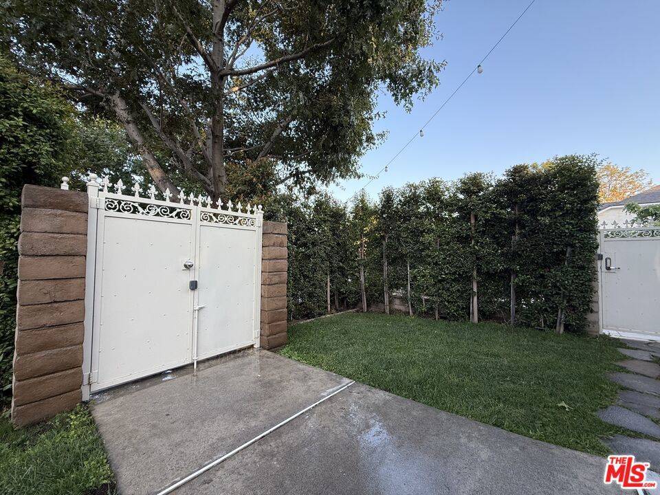 Los Angeles, CA 90029,815 N Hobart BLVD