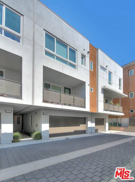 Los Angeles, CA 90038,6906 N Tierno LN