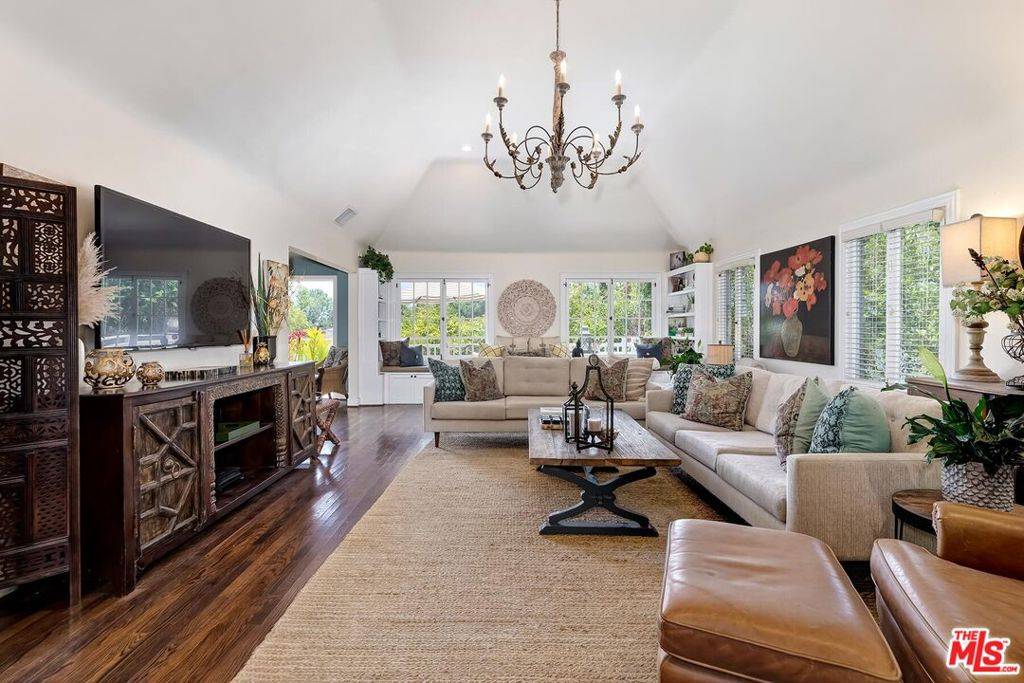 Los Angeles, CA 90068,5966 Graciosa DR