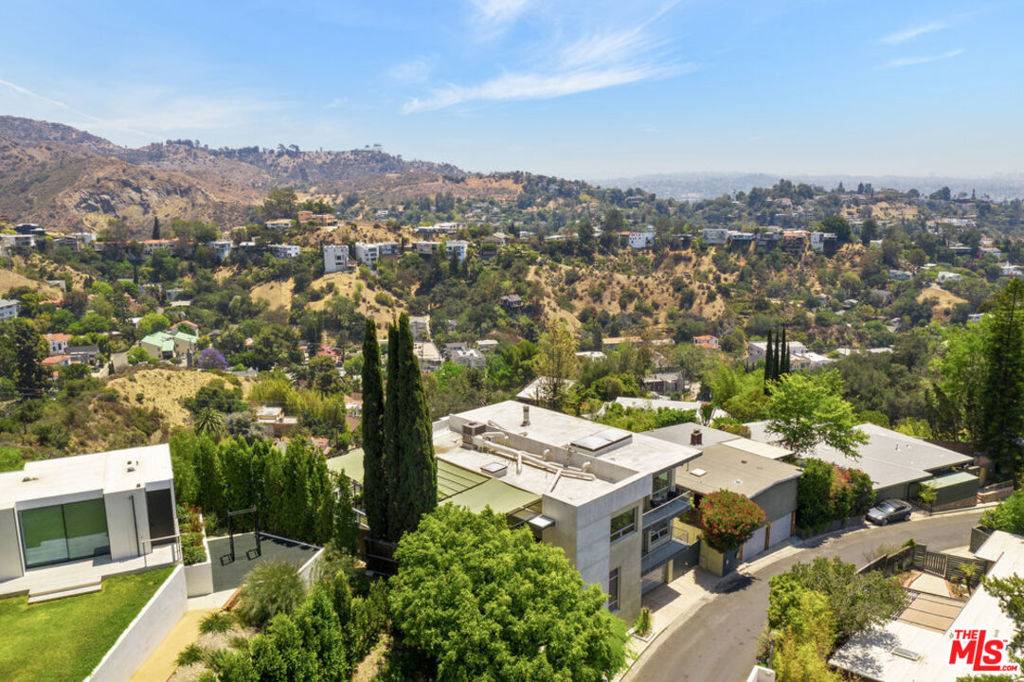 Los Angeles, CA 90068,2742 Creston DR