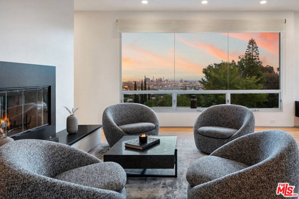 Los Angeles, CA 90068,2742 Creston DR
