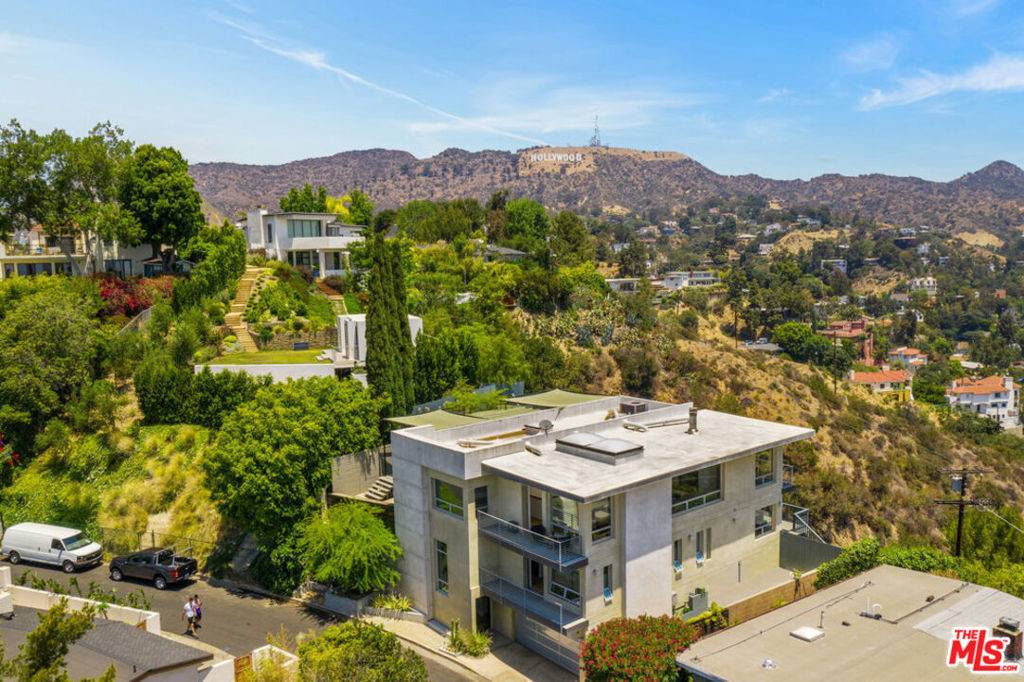 Los Angeles, CA 90068,2742 Creston DR