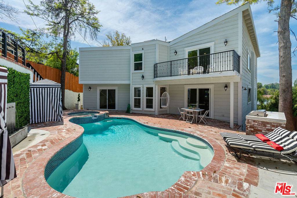Tarzana, CA 91356,19555 Oxnard ST