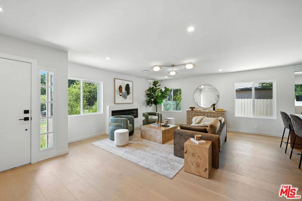 Encino, CA 91436,15727 Hartsook ST