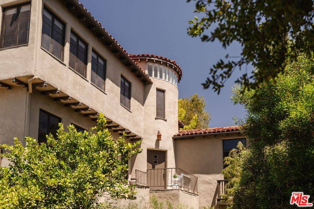 Los Angeles, CA 90049,463 N Greencraig RD