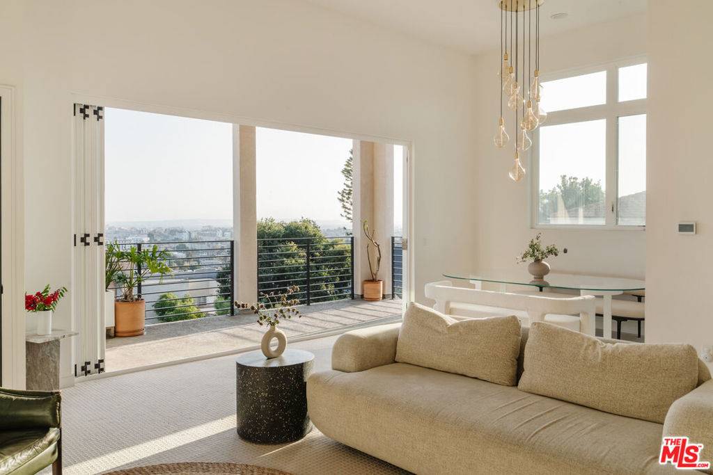 Los Angeles, CA 90012,1124 W Panorama WAY