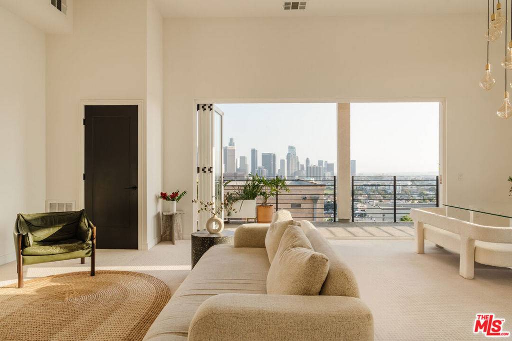 Los Angeles, CA 90012,1124 W Panorama WAY