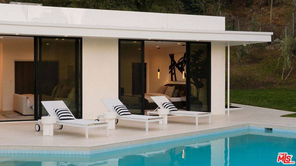 Beverly Hills, CA 90210,1935 Loma Vista DR