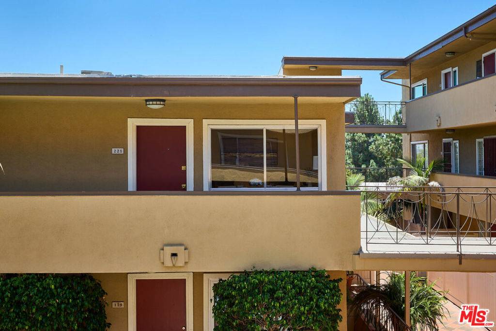 West Hollywood, CA 90069,970 Palm AVE #221