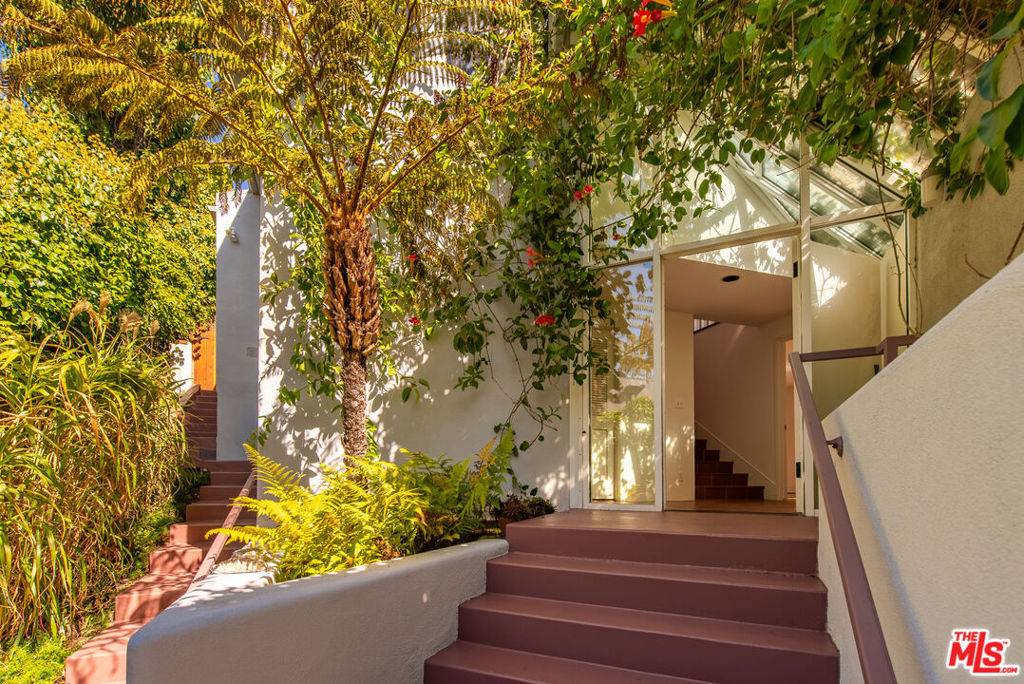 Pacific Palisades, CA 90272,16449 Akron ST