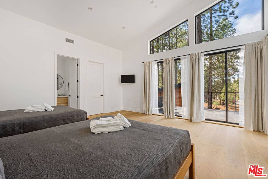 Big Bear, CA 92315,42421 Evergreen DR
