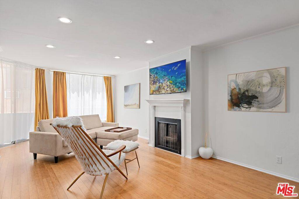 Los Angeles, CA 90046,1745 Camino Palmero ST #106