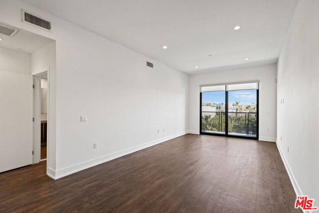 Los Angeles, CA 90038,711 Cole AVE #219