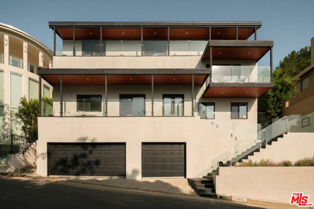 Los Angeles, CA 90027,3763 Prestwick DR