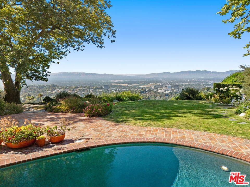 Los Angeles, CA 90077,15401 Mulholland DR