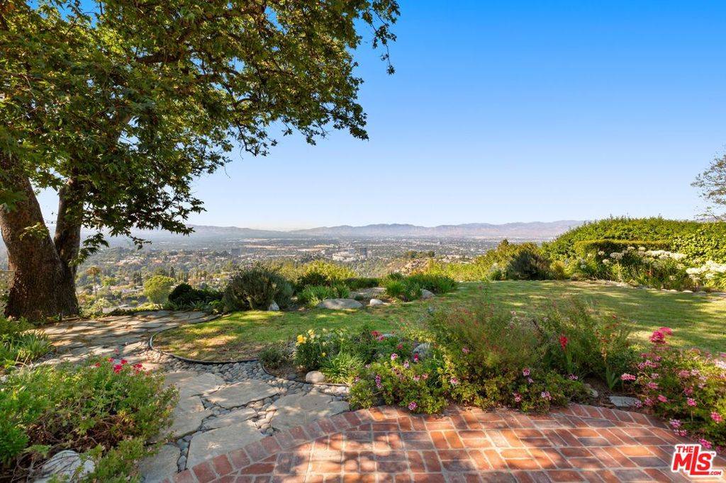 Los Angeles, CA 90077,15401 Mulholland DR