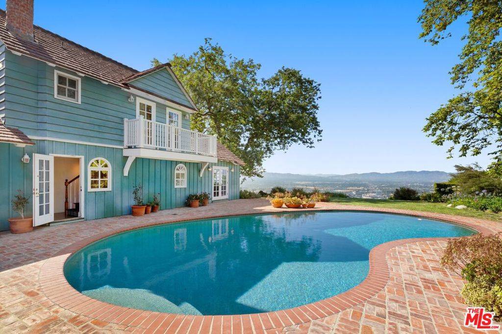 Los Angeles, CA 90077,15401 Mulholland DR