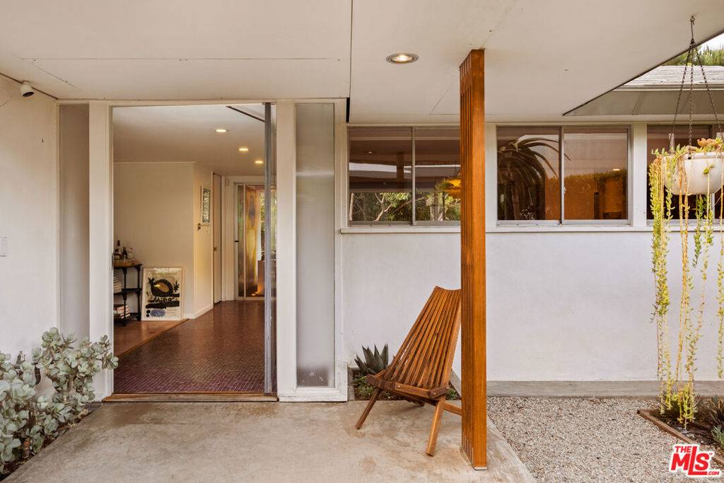 Los Angeles, CA 90068,2246 Chelan PL