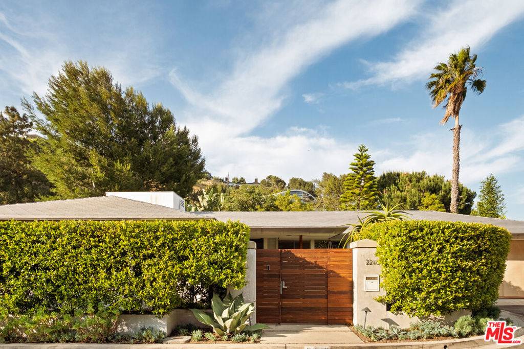 Los Angeles, CA 90068,2246 Chelan PL